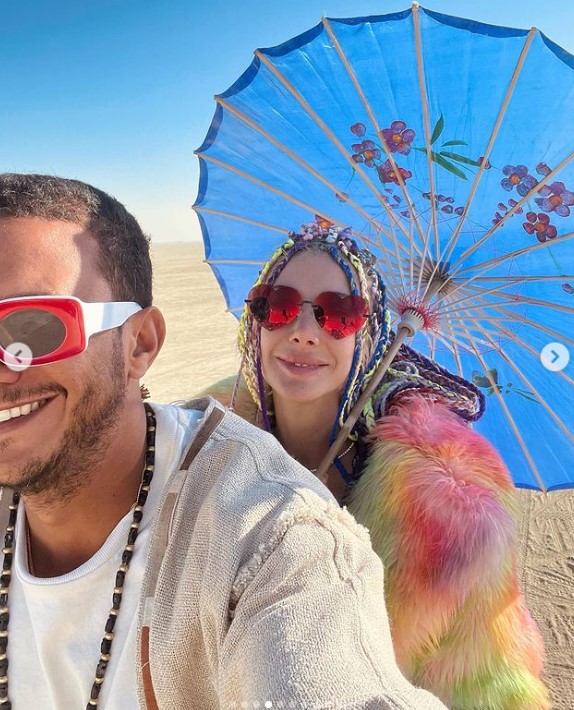 seyma subasi ve mohammed alsaloussi den burning man pozlari